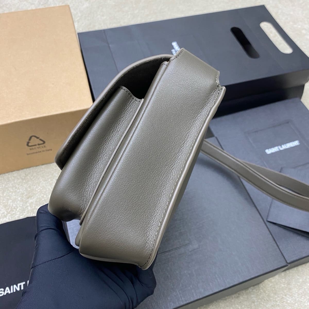 Saint Laurent Niki Saddle Shoulder Bag Taupe Ferragens Douradas