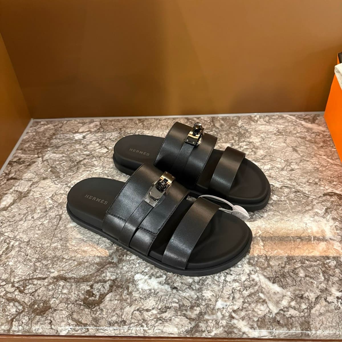 Sandália Hermès Jackson em Couro Preto .