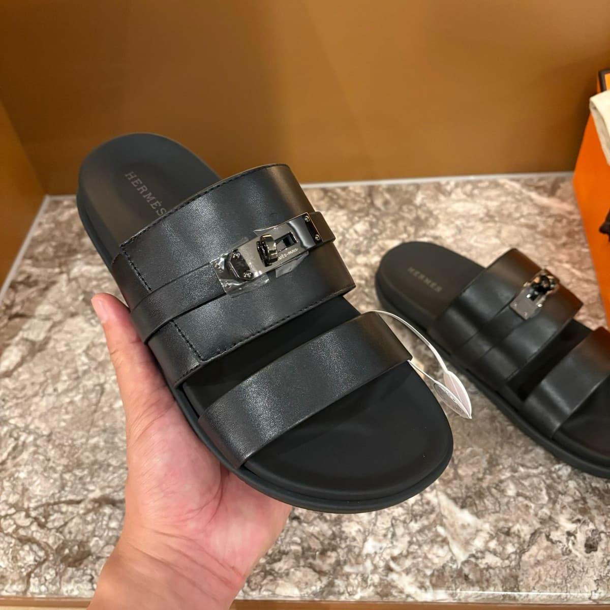 Sandália Hermès Jackson em Couro Preto .