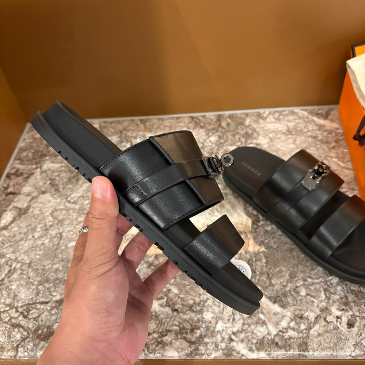 Sandália Hermès Jackson em Couro Preto .