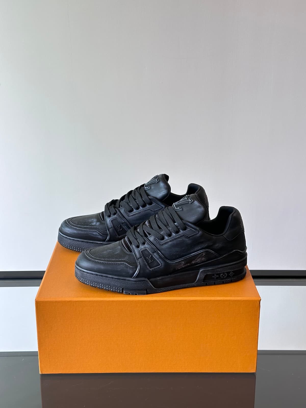 LV Trainer Black.