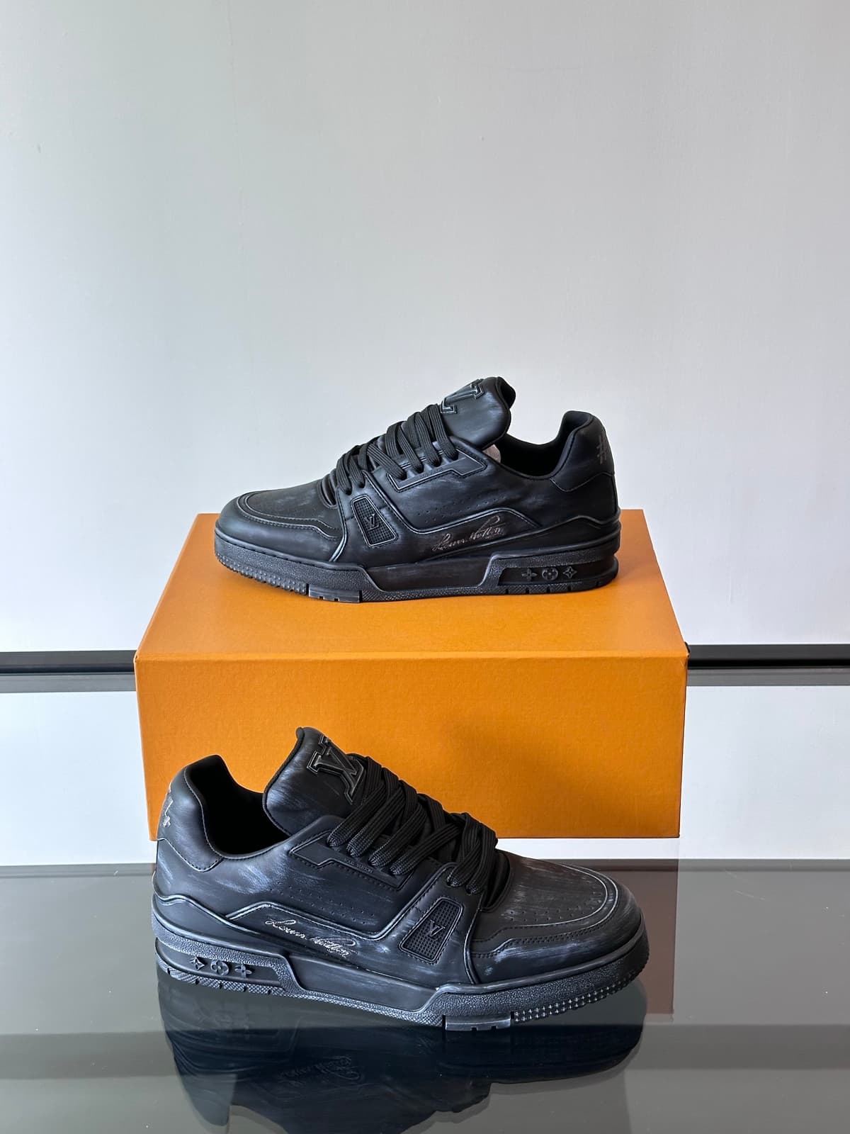 LV Trainer Black.