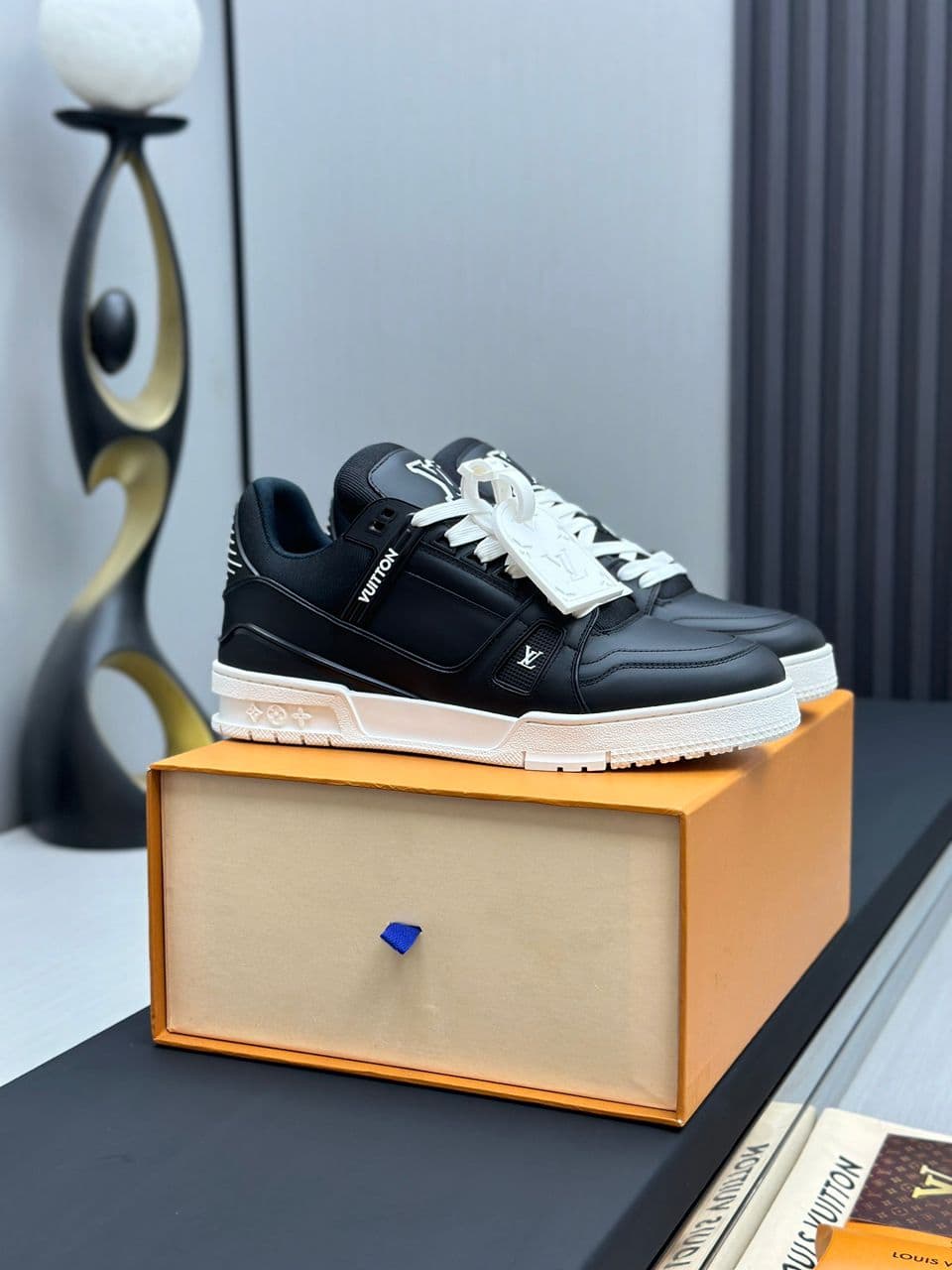 Trainer Black White