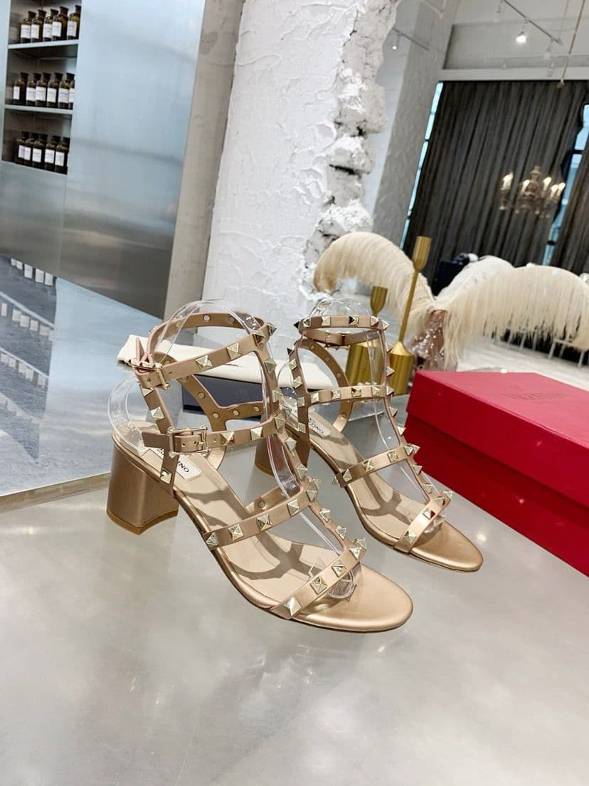Valentino Garavani Rockstud Sandal ( Pronta entrega )