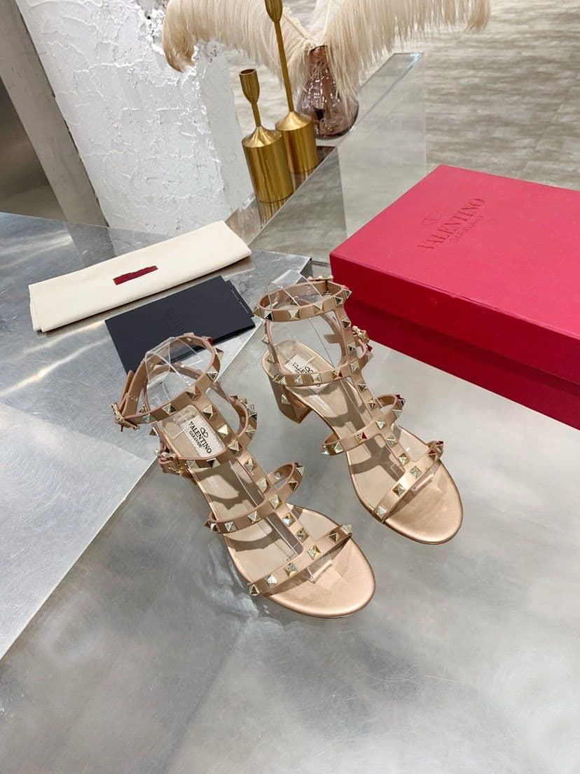 Valentino Garavani Rockstud Sandal ( Pronta entrega )