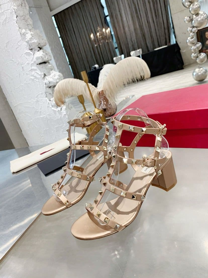 Valentino Garavani Rockstud Sandal ( Pronta entrega )