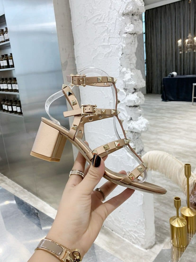 Valentino Garavani Rockstud Sandal ( Pronta entrega )