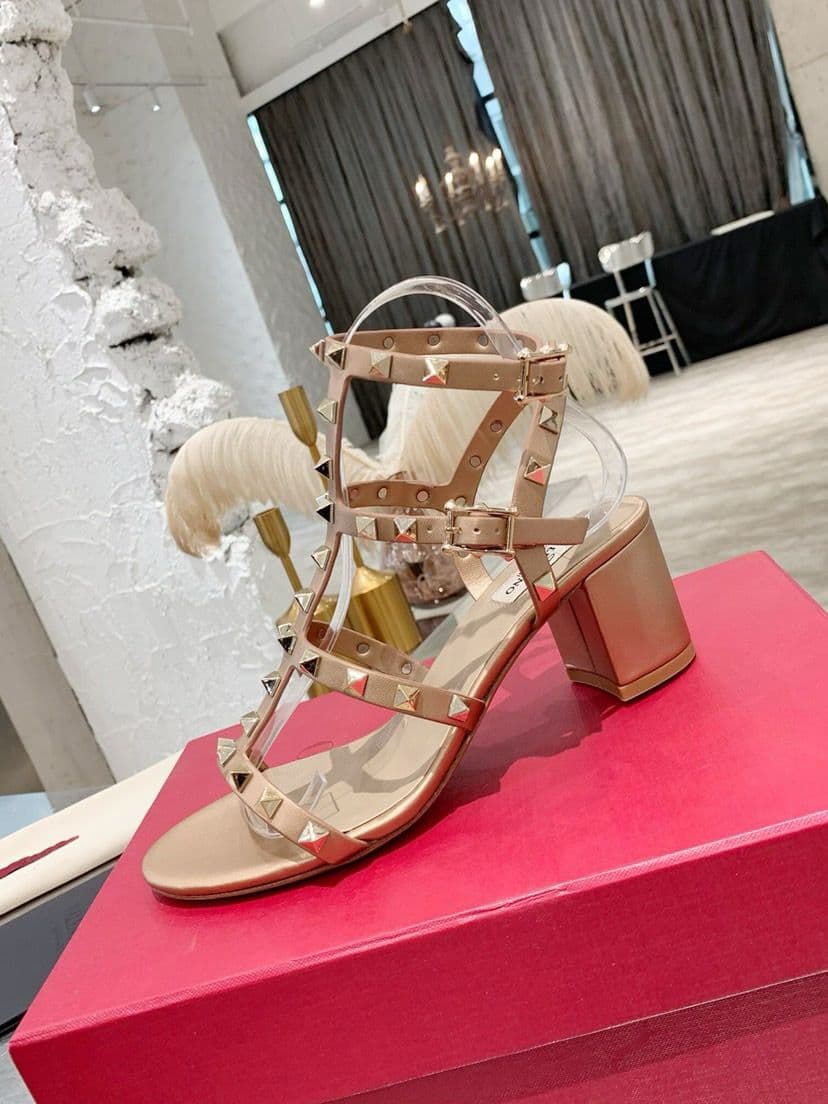 Valentino Garavani Rockstud Sandal ( Pronta entrega )