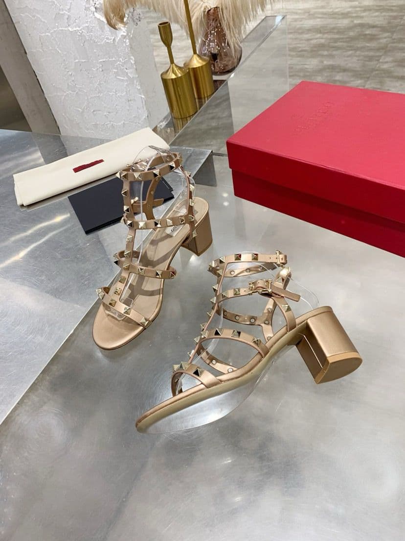 Valentino Garavani Rockstud Sandal ( Pronta entrega )