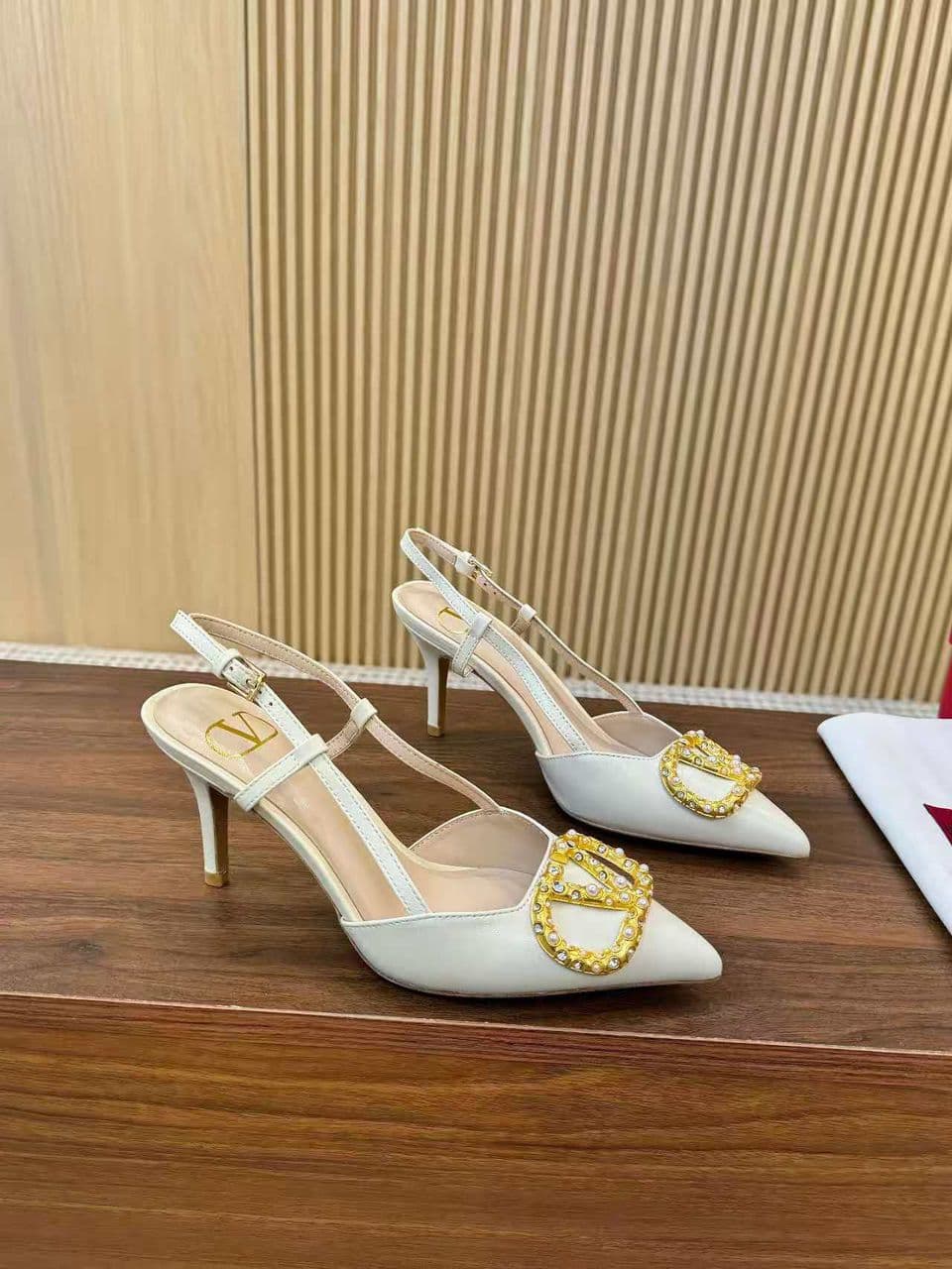 Valentino Garavani VLogo Signature Slingback Pump White Ferragens Douradas