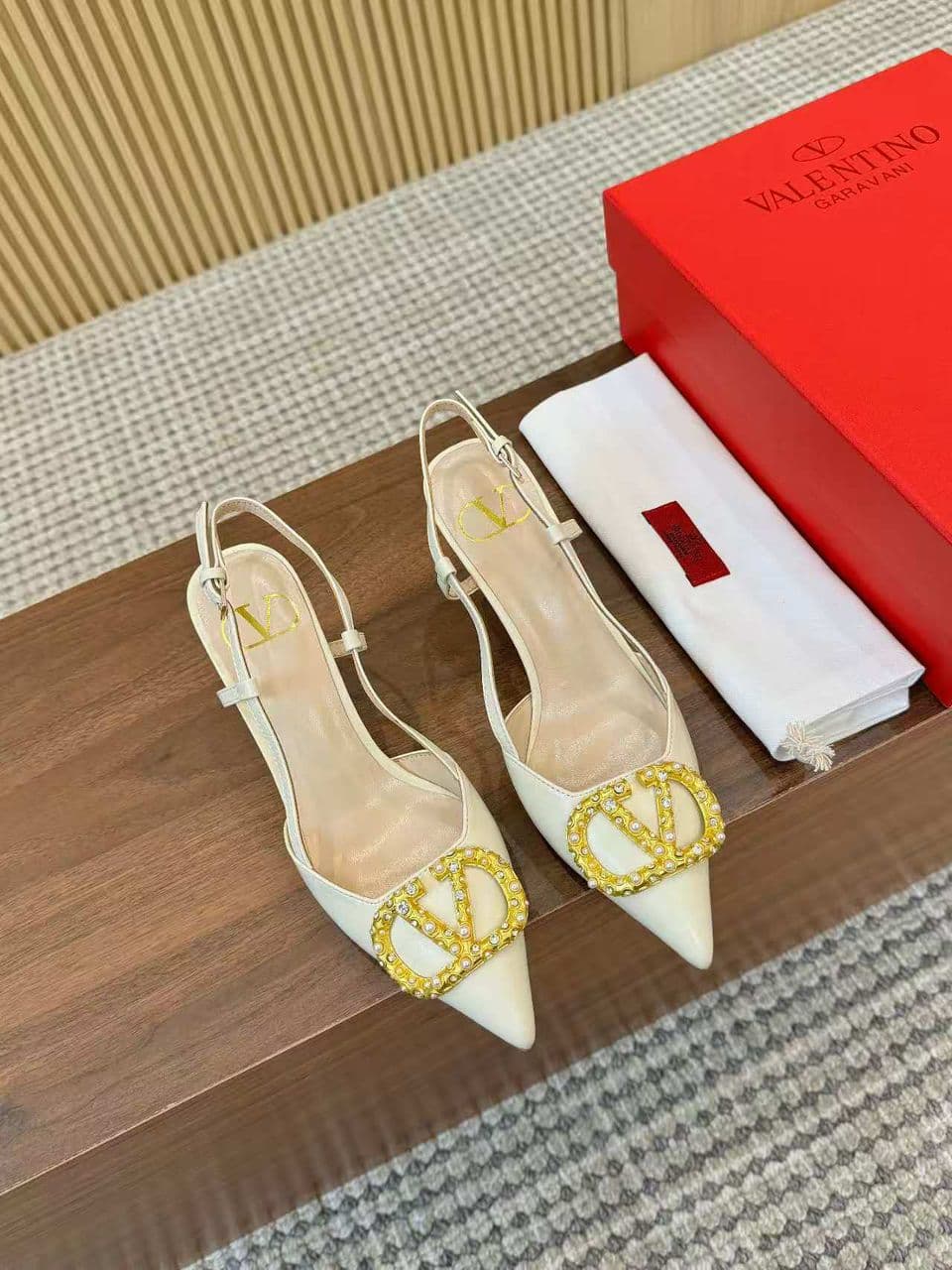 Valentino Garavani VLogo Signature Slingback Pump White Ferragens Douradas