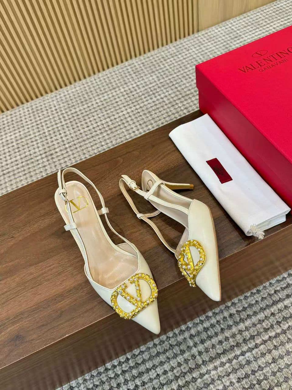 Valentino Garavani VLogo Signature Slingback Pump White Ferragens Douradas