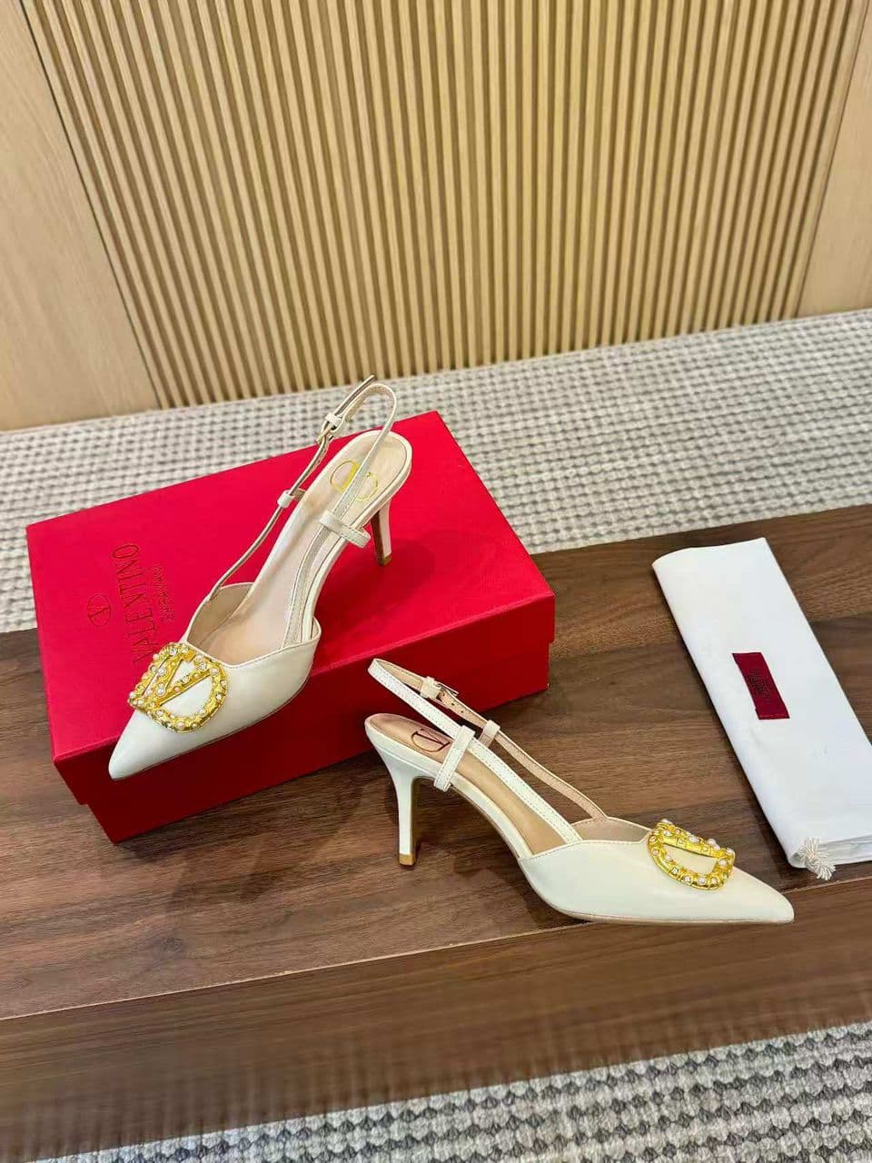 Valentino Garavani VLogo Signature Slingback Pump White Ferragens Douradas