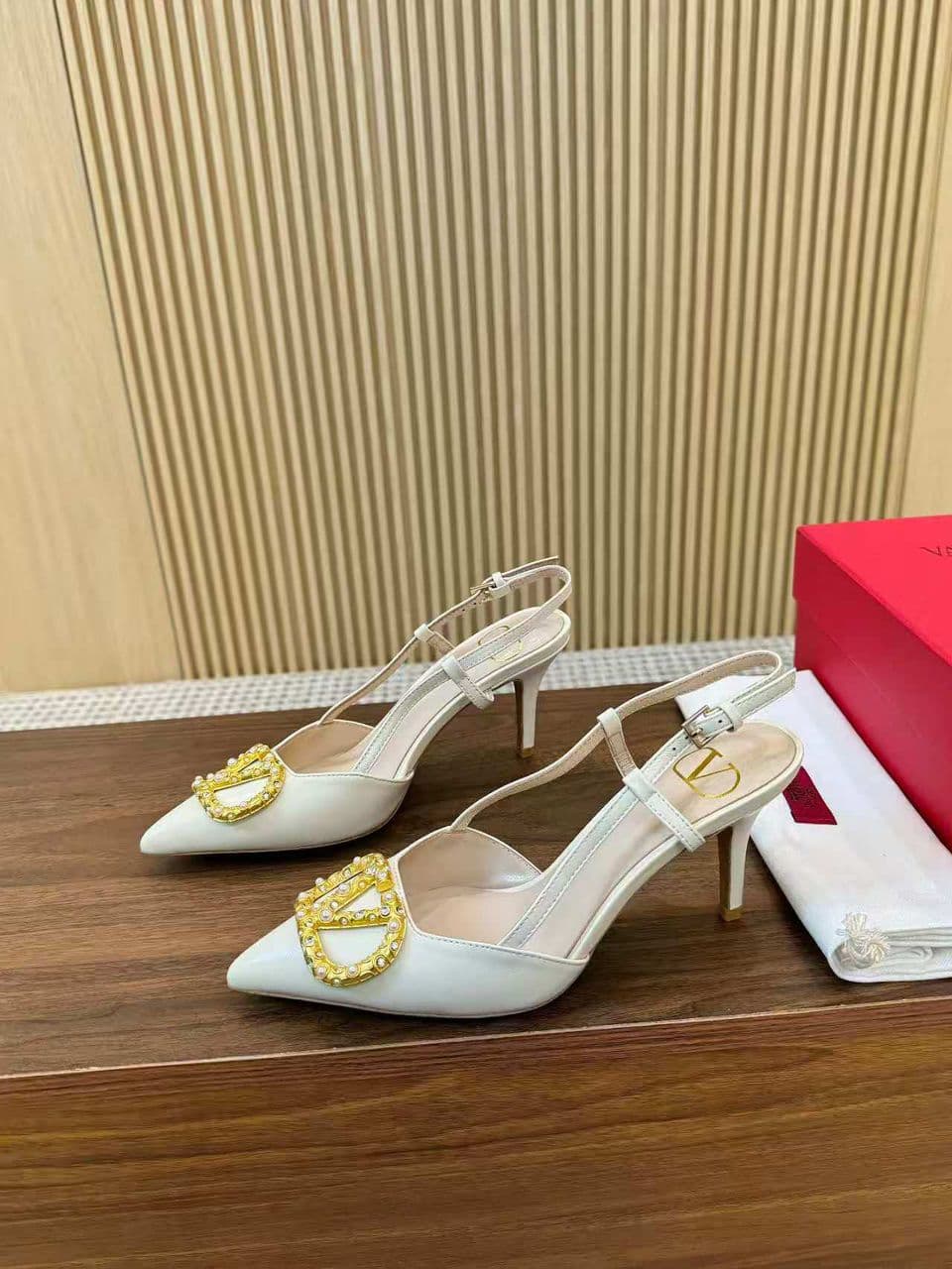 Valentino Garavani VLogo Signature Slingback Pump White Ferragens Douradas